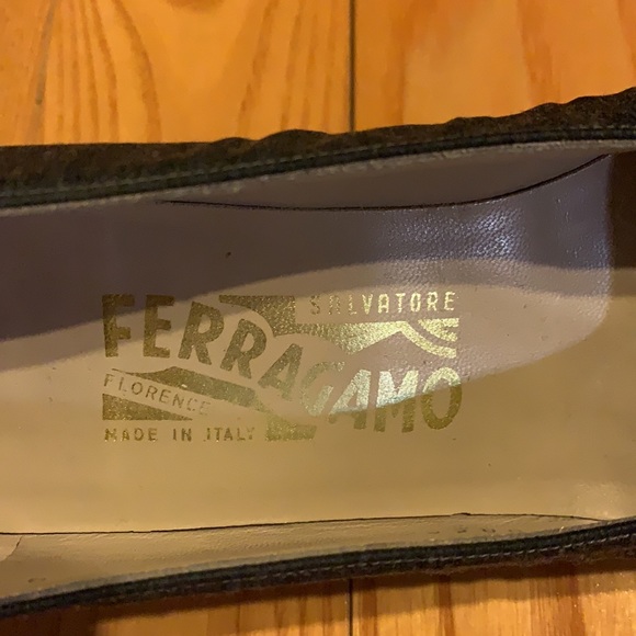 SALVATORE FERRAGAMO grey pumps - Picture 3 of 7